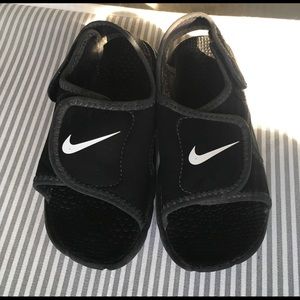 Boys size 10 Velcro sandals.